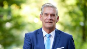 Burgemeester Frits Naafs blijft graag burgemeester Utrechtse Heuvelrug