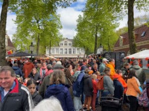 Feestelijk Oranjefestijn op Kerkplein Rijsenburg